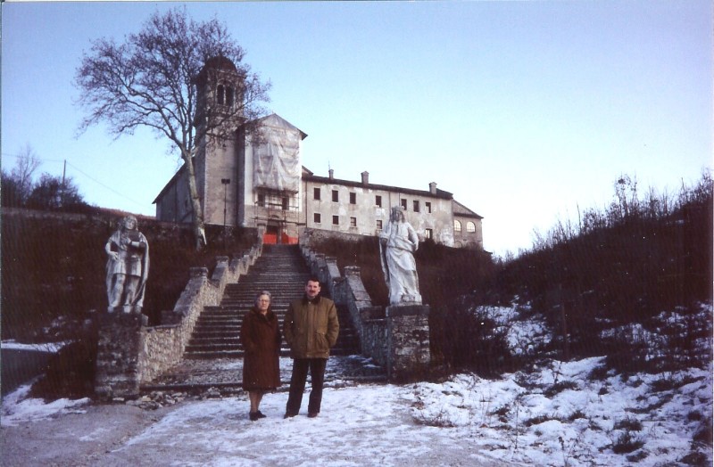 26) Santuario di San Vittore e Corona.  Dicembre 1991 - Il sottoscritto e mia mamma Rita , dopo qualche mese Don Gaio verrà a mancare e resta un bel ricordo!.jpg