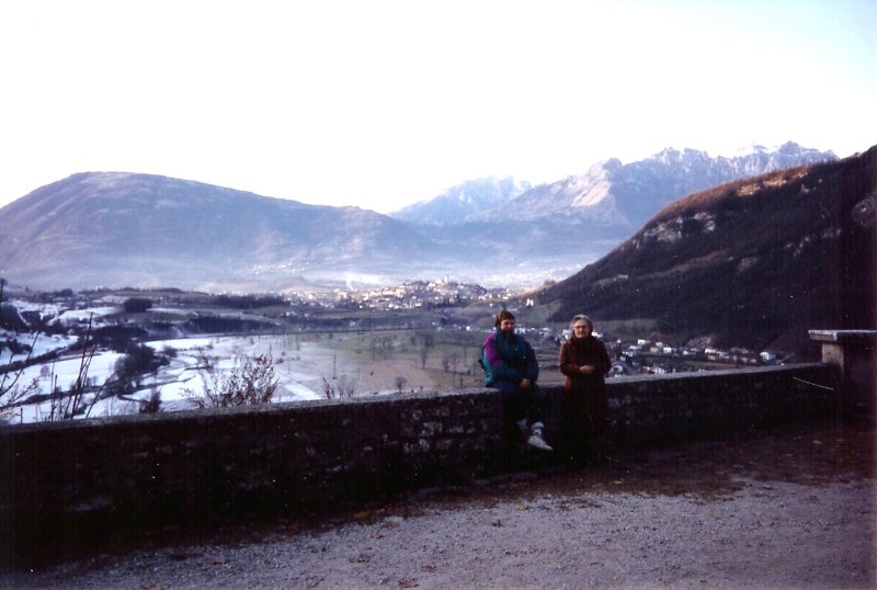 27) Dicembre 1991.  Santuario di San Vittore e Corona - Mamma Rita e nipote Ivan con panorama su Feltre... brrr. ....jpg