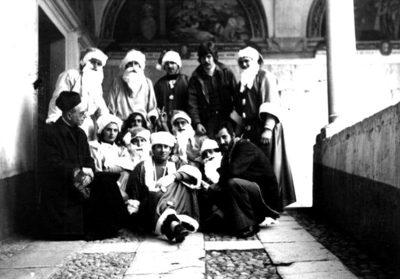 31) I -Babbi Natale- in posa nel chiostro di San Vittore insieme a Don Giulio Gaio. 1975..jpg