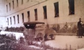 3) Curiosa foto di don Giulio Gaio davanti al Seminario di Feltre con la sua auto -sotto le coperte.jpg