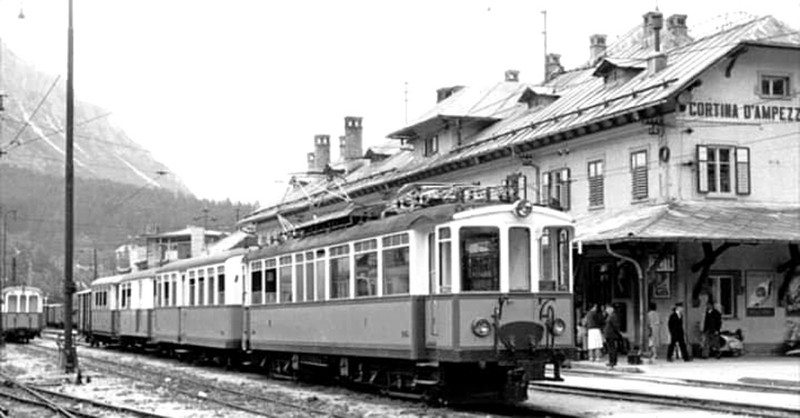 3a) Stazione di Cortina d'Ampezzo primi anni '50, col trenino azzurro..jpg