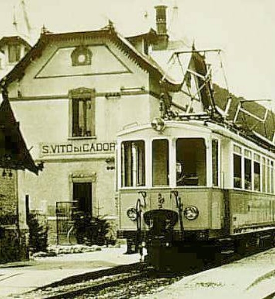 3c) Elettrotreno OMSTIBB fotografato alla stazione di san Vito di Cadore inverno 1951.jpg