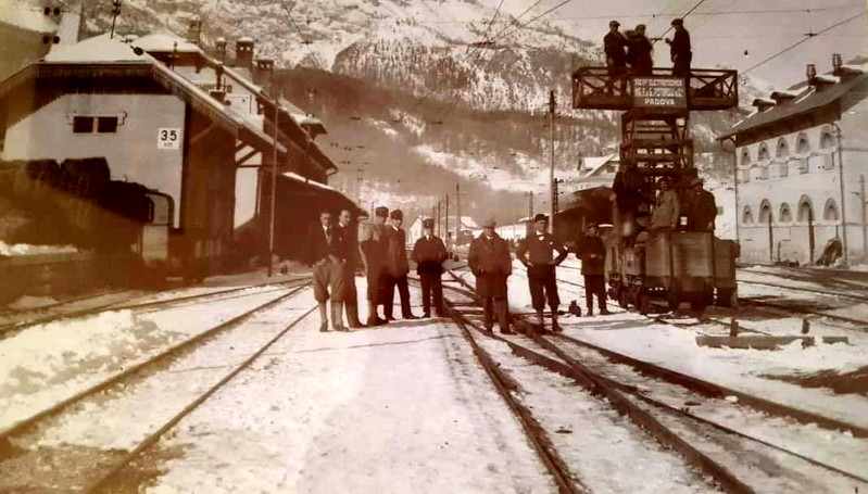 3f) La Stazione nel 1929. Questa foto straordinaria è della ditta Pistorelli che elettrificó la linea ferroviaria..jpg