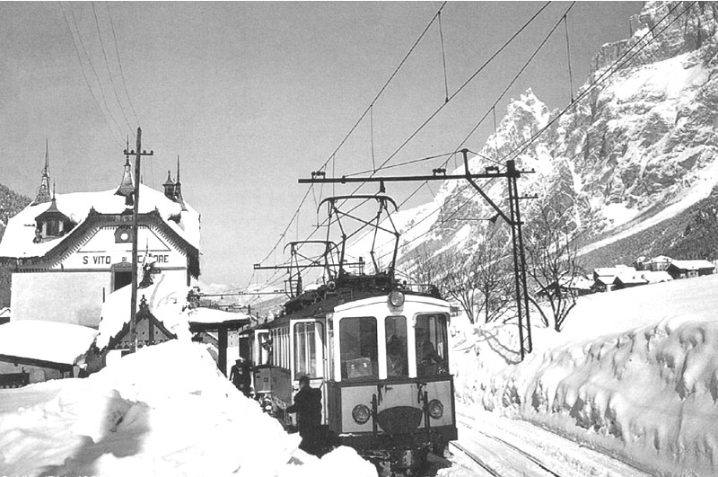 4) Elettrotreno OMSTIBB fotografato alla stazione di san Vito di Cadore inverno 1951..jpg