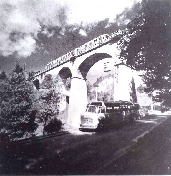 5c) Cortina primi anni sessanta. La famosa foto che ritrae il tre mezzi più usati durante le Olimpiadi la Ferrovia Dolomiti gli Autobus e le Funivia del Faloria..jpg