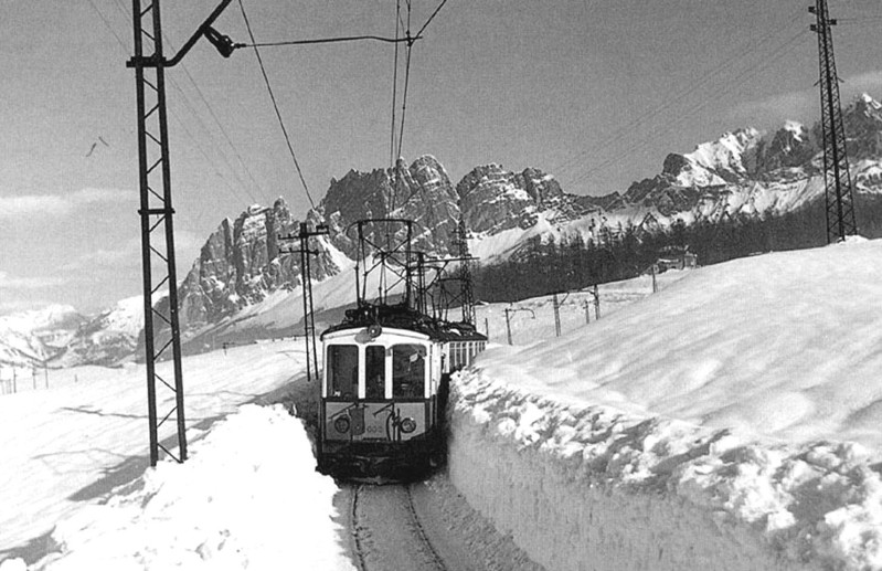 8a)-  Il trenino delle dolomiti di passaggio a San Vito negli anni '50..jpg