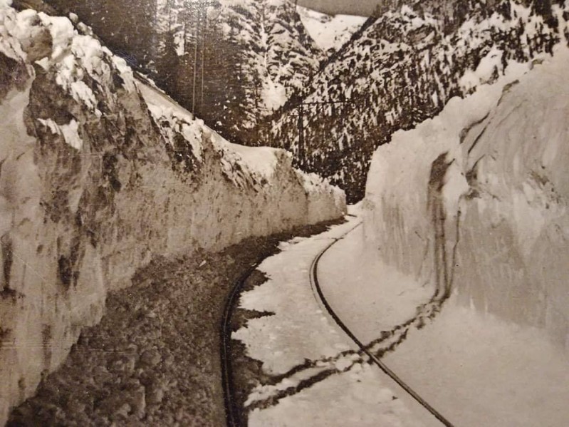 8c) Cortina - I binari della Ferrovia delle Dolomiti tra due muri di neve..jpg