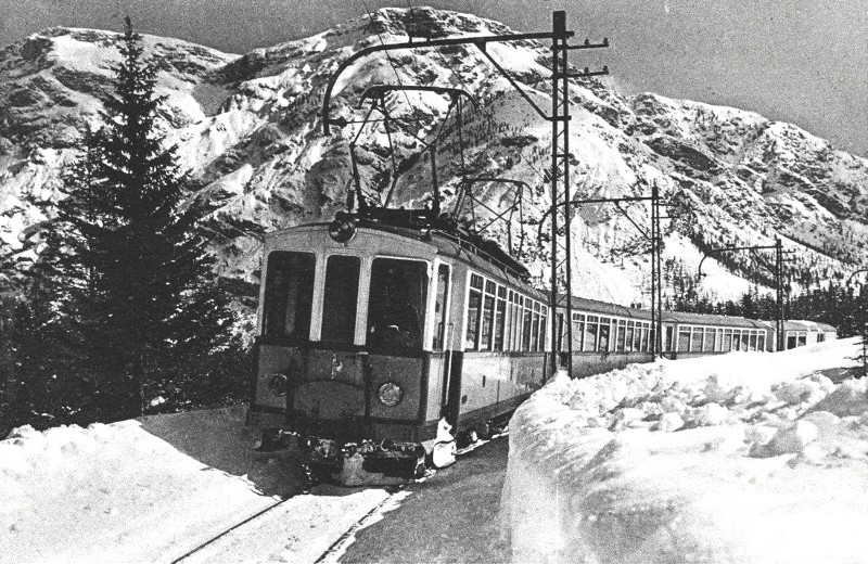 9) l trenino delle Dolomiti mentre percorre una tratta liberata dalla neve tra Cortina e Dobbiaco (Cartolina S.F.D.  del 1935)..jpg