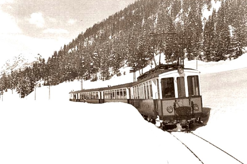 11a) Immagine invernale del Treno delle Dolomiti; sullo sfondo la Tofana di Rozes..jpg