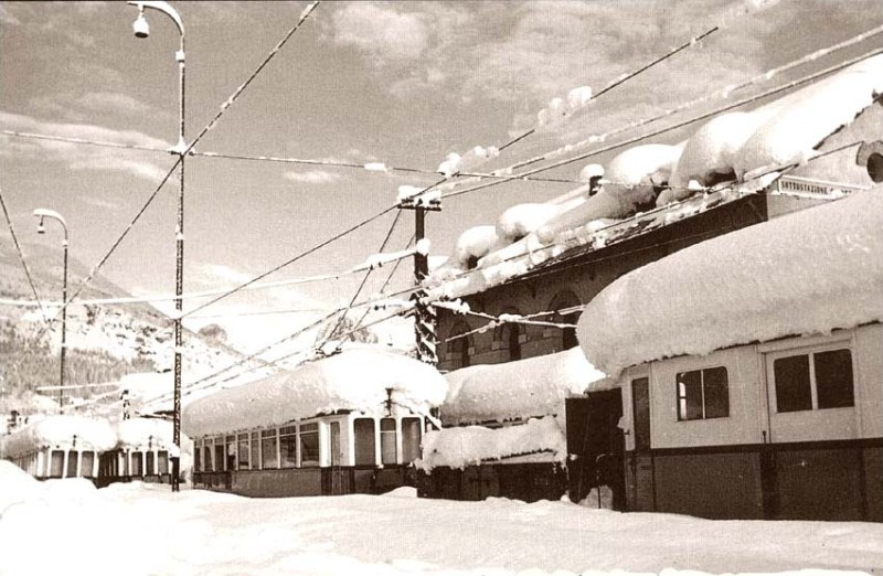 11b) Elettrotreno OMS-TIBB fotografato in pieno inverno e bloccato alla stazione per l'eccessiva nevicata.jpg