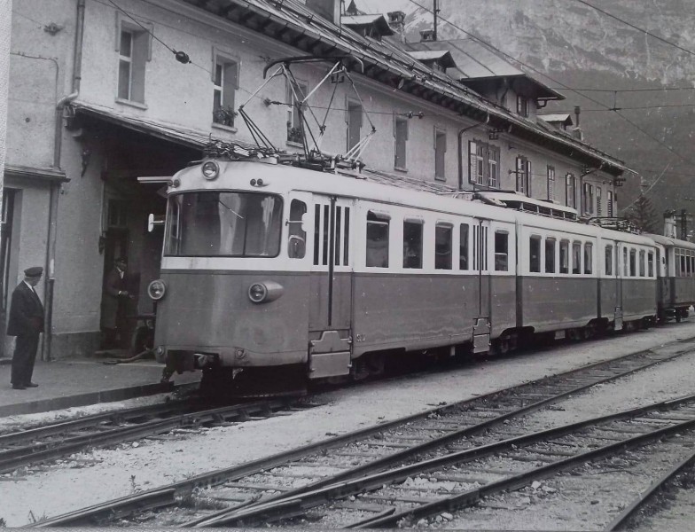 12b) Cortina - Elettrotreno in stazione - Elettrotreno in sosta sul binario n. 1 transitavano i treni Passeggeri da e per Calalzo, quelli per Dobbiaco erano sul binario n.2.jpg