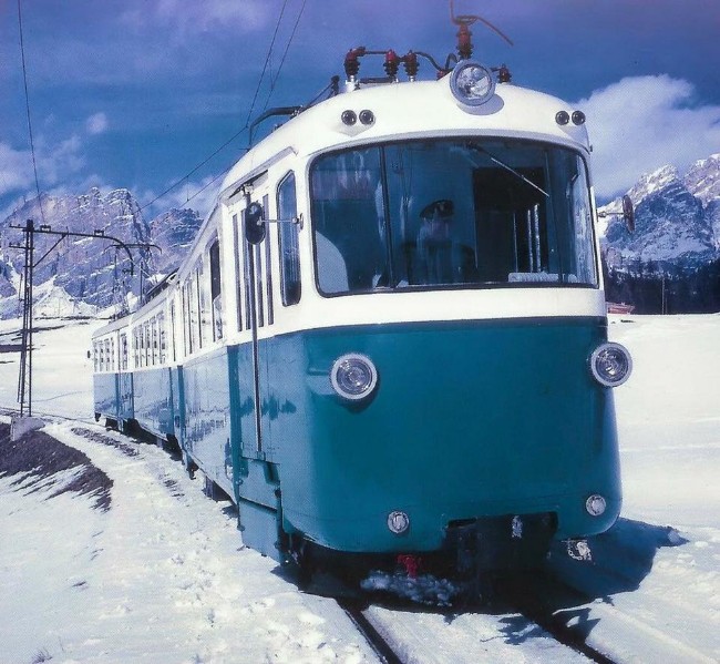 13) Cortina - Dicembre 1955 prima corsa di prova del'elettrotreno 007 SDF verso Calalzo. Dopo la fermata Miramonti prima di Zuel..jpg