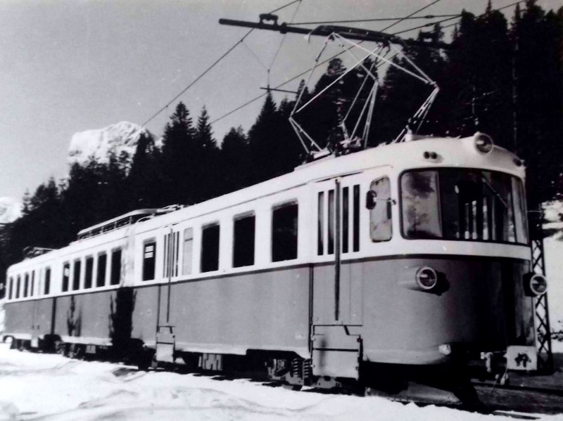 15c) Elettrotreno SFD in arrivo alla Stazione di Ospitale e diretto a Dobbiaco. Fine anni '50..jpg