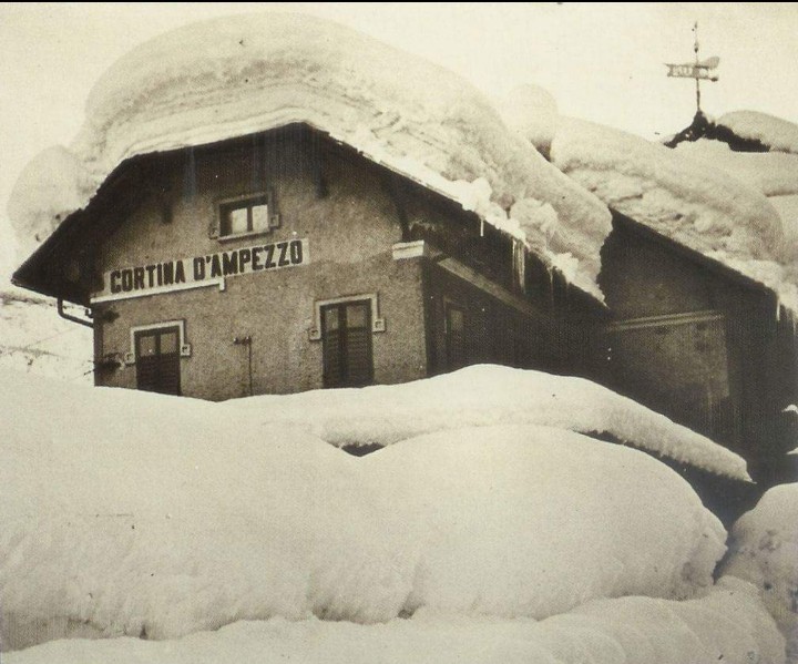 16a) Stazione di Cortina dopo un'abbondante nevicata.jpg