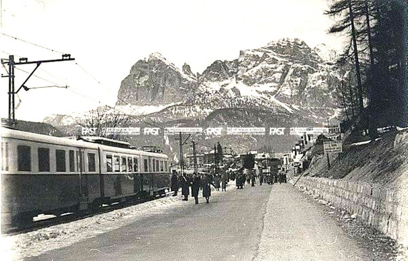 16b) 1956. Il trenino fermo a Zuel in occasione delle gare olimpiche.jpg