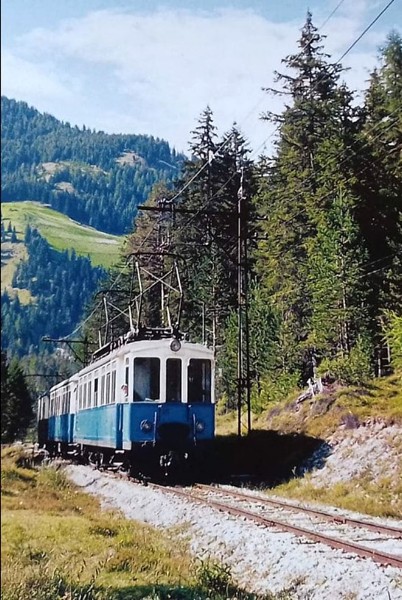 18b) Questo era un treno ordinario in composizione classica motrice carrozza e bagagliaio un po' datato visto che ha cominciato il servizio nel 1929..jpg