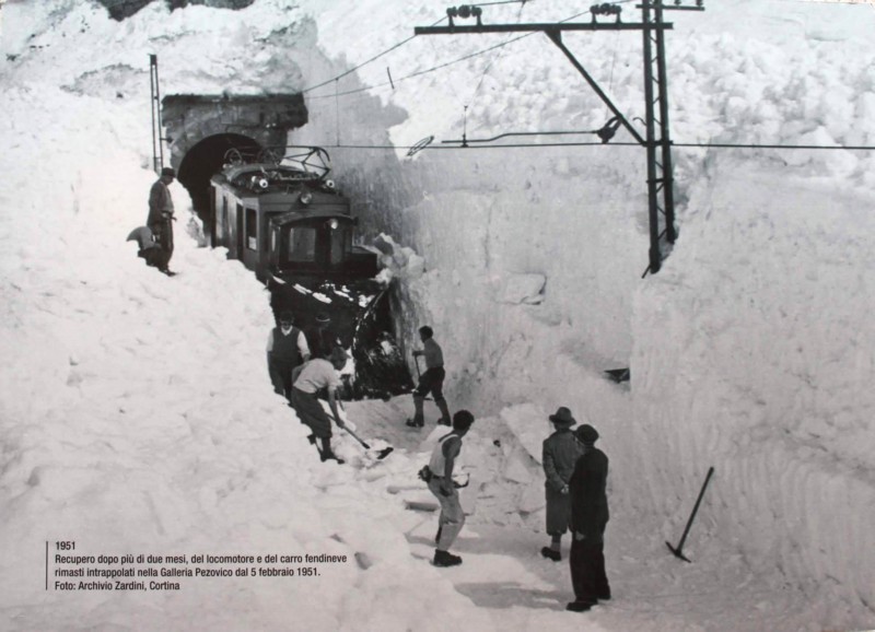 20a) Cortina 1951 - Recupero dopo più di 2 mesi del locomotore e del carro fendineve rimasti intrappolati nella galleria Pezovico del 5 Febbraio 1951.jpg