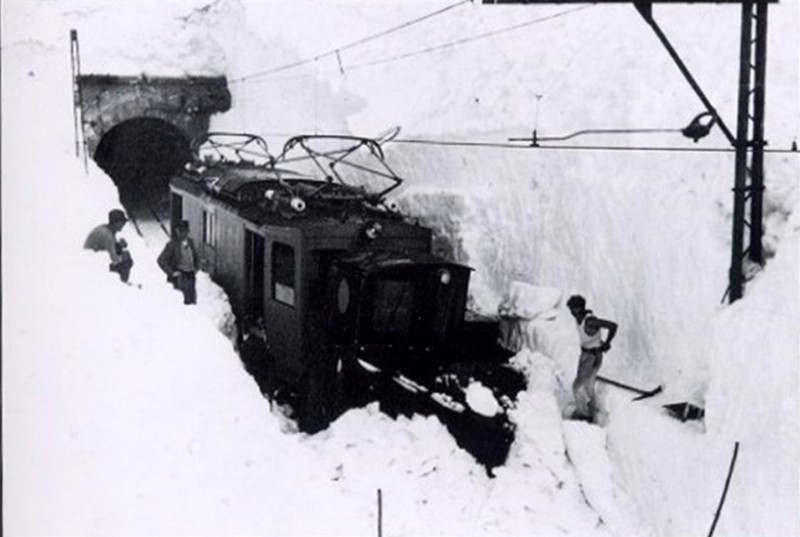 20b) Ferrovia delle Dolomiti Aprile 1951 - Recupero del locomotore e del fendineve rimasti intrappolati nella galleria Pezovico dal 5 febbraio..jpg