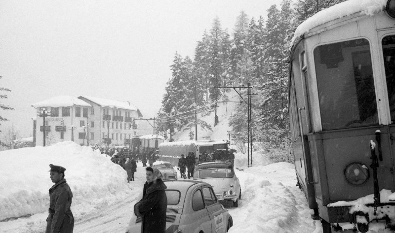 20d) Deragliamento del treno a Zuel. L'incidente di Acquabona dell'11 Marzo 1960. In quel tragico frangente perirono 2 persone e numerosi i feriti..jpg