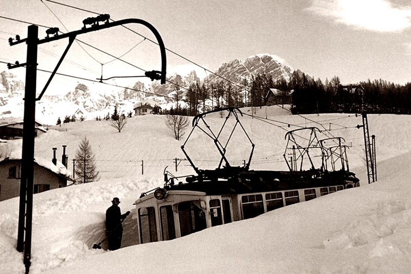 21) Elettrotreno OMSTIBB fotografato in pieno inverno e bloccato dalla neve. Fine anni '50.jpg