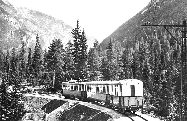 22) La mitica ferrovia delle Dolomiti tra Cimabanche e Carbonin-Misurina, 1935.jpg