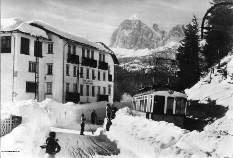 23) Elettrotreno OMSTIBB  in loc. Acquabona vicino Cortina, quando lo spazzaneve non bastava. anni 50.jpg