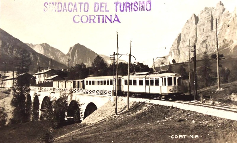 25b) Cortina - Ferrovia Dolomiti - treno verso Calalzo. Estate 1929..jpg