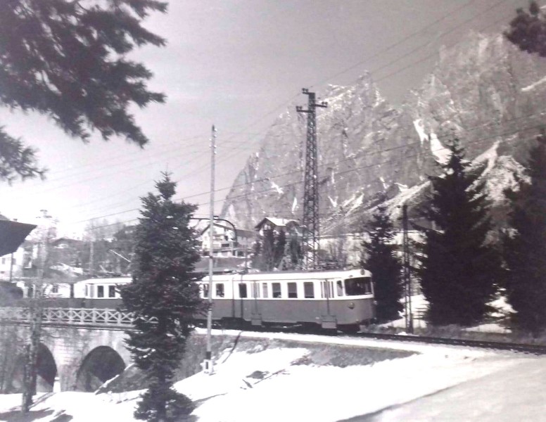 25c) Cortina - Il trenino blu, una icona per Cortina. L'elettrotreno che dovrebbe tornare a Cortina in esposizione permanente in Stazione, dalla quale era partito ..jpg