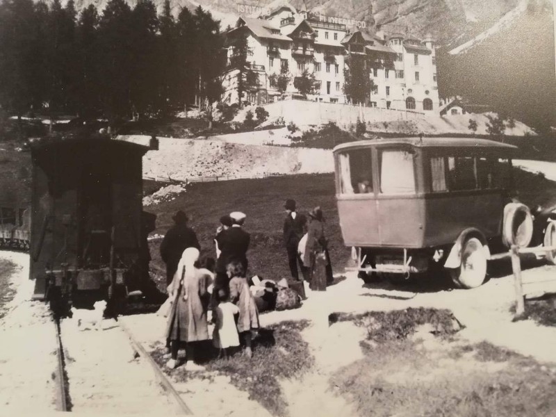 25d) 27 settembre 1923. L'arrivo del primo scaglione di malati affetti da TBC giunti al Codivilla da Bologna, appena scesi dal Trenino delle Dolomiti proveniente da Calalzo..jpg