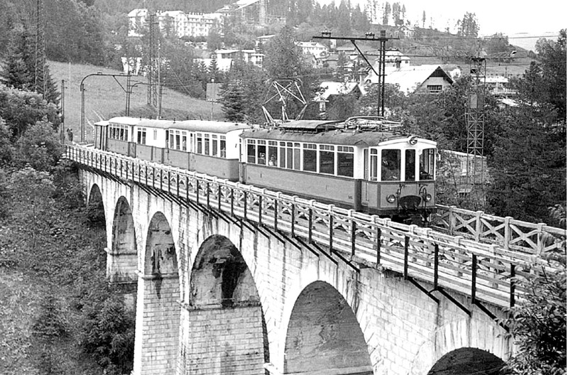 25g) Convoglio sul Ponte Bigontina. A lato, la passerella pedonale applicata nel dopoguerra per il transito degli sciatori, 1960..jpg