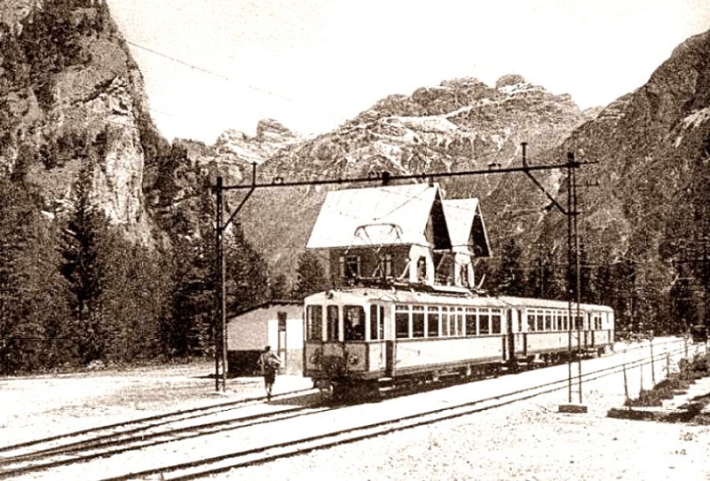 26c) Convoglio alla stazione di Carbonin-Misurina, tra Cortina e Dobbiaco.jpg