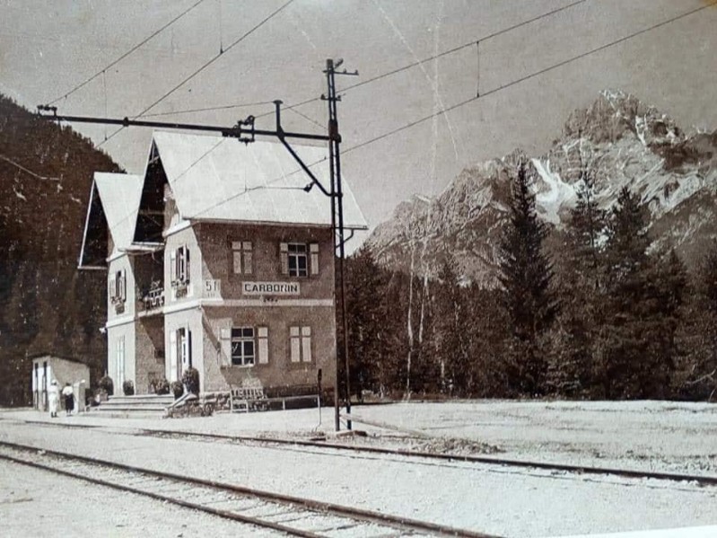 26d) La piccola stazione di Carbonin che era dipinta di azzurro poiché la società della Ferrovia delle Dolomiti aveva in avanzo tale colore dalla verniciatura del treno..jpg