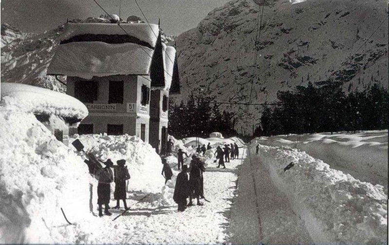 27a) Stazione e linea ferroviaria a Carbonin in direzione Dobbiaco.jpg