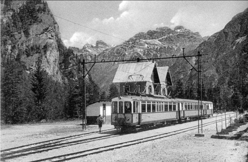 27c) Il trenino blu a Carbonin-Misurina. Anni '30.jpg