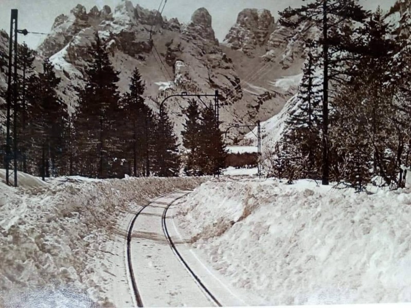 27g) La ferrovia delle dolomiti passava in un paesaggio fiabesco..jpg