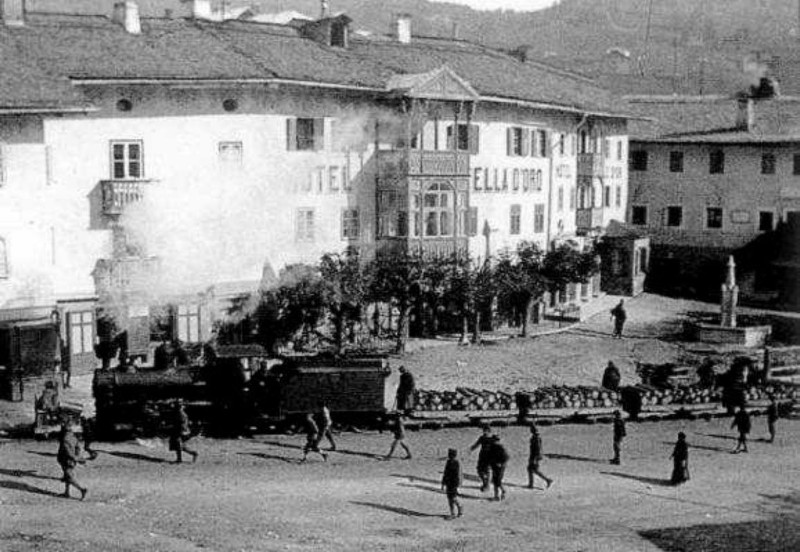 29d) Cortina - Feldbahn - la ferrovia in tempo di guerra. L'esercito austriaco l'aveva realizzata piazzando i binari, a scartamento ridotto, direttamente sulla sede stradale..jpg