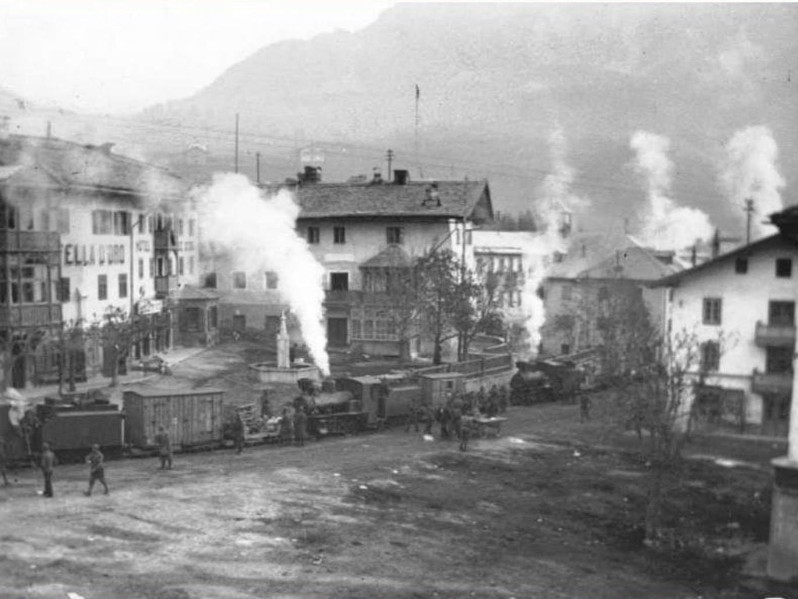 29e) Durante la Prima Guerra Mondiale veniva utilizzata la ferrovia militare per trasportare materiale bellico e di approvvigionamento delle truppe..jpg