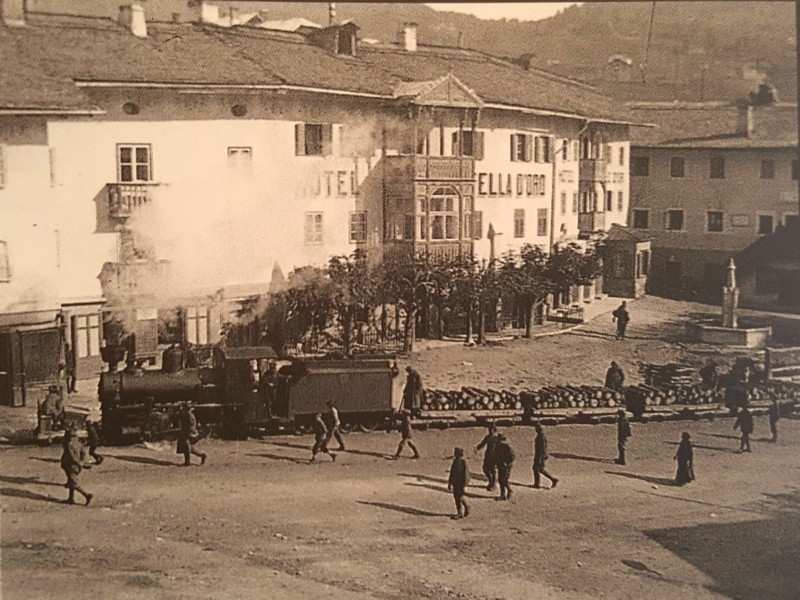 29g) Autunno 1918. Il treno della Feldbahn attraversa il Corso..jpg