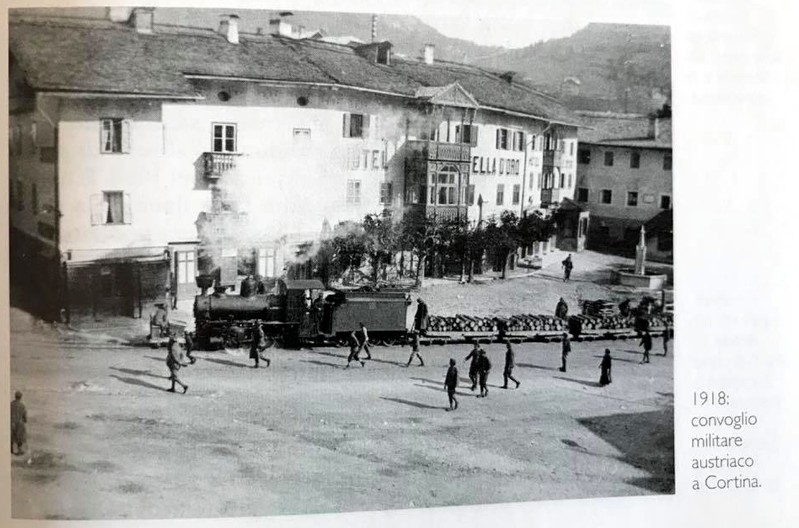 29h) Coinvoglio militare austrico in transito nel centro del paese. 1918..jpg