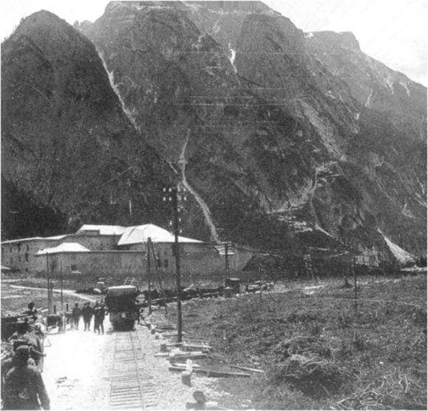 29l) Feldbahn, trenino militare austriaco che correva lungo la srada. Arrivava fino a Landro, dopo Caporetto fu prolungato fino a Cortina..jpg