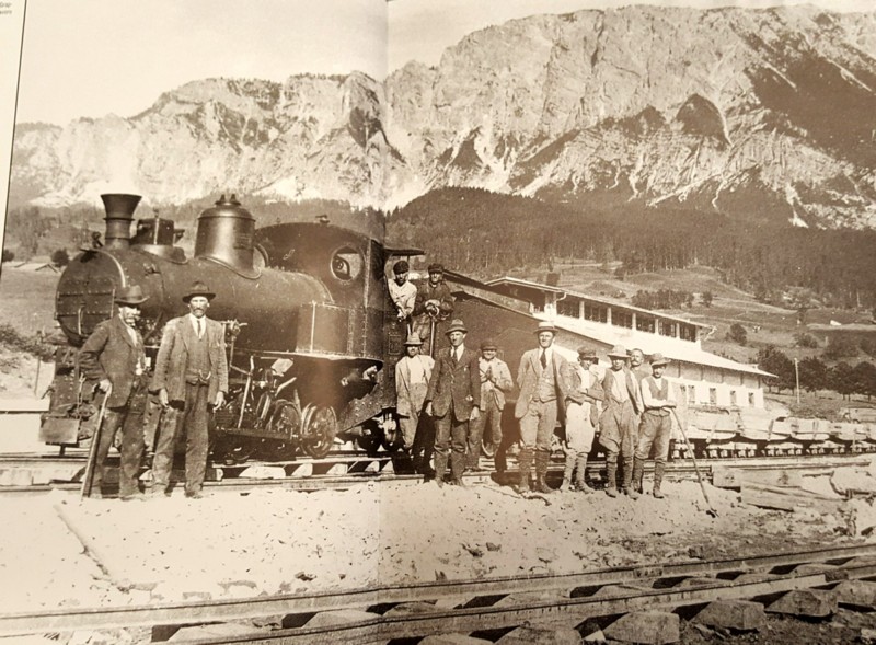 29m) Cortina 1920. Treno cantiere trainato dalla locomotiva n 410 ( diventerà poi la Montegrappa) ancora a scartamento a 0.70 m sul piazzale di Cortina..jpg