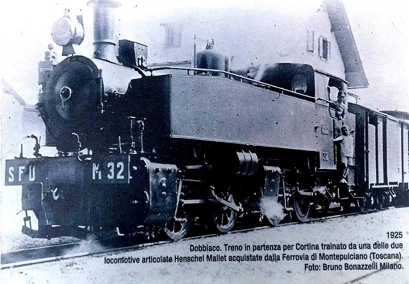 29n) Dobbiaco, 1925. Treno in partenza per Cortina trainato da una delle due locomotive articolate Henschel Mallet M32 acquistate in Toscana..jpg