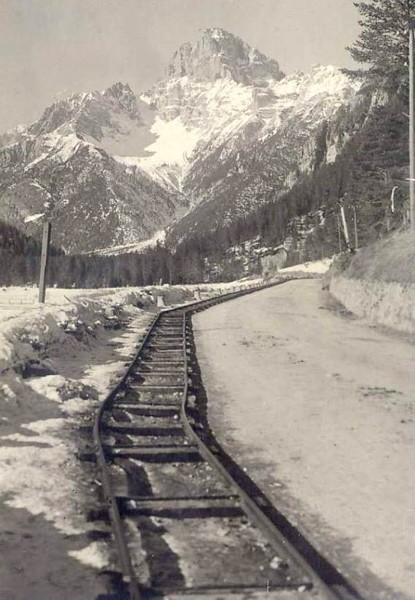 30a) La ferrovia militare durante la prima guerra mondiale in vista della Croda Rossa tra Carbonin e Cimabanche..jpg