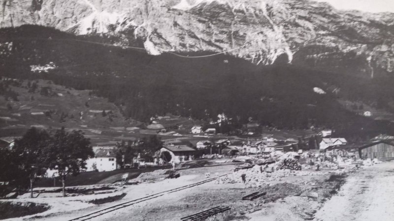 30b) 1918-20. Il piazzale della stazione è in costruzione. Non esiste ancora l'edificio con la biglietteria e la sala di attesa..jpg