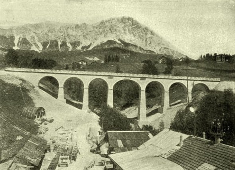 30e) 1920. Il ponte della ferrovia sul Bigontina è appena finito. Da notare che manca la strada sotto che verrà realizzata nel 1954 in previsione delle Olimpiadi..jpg