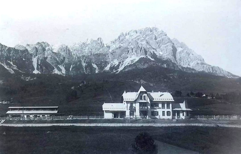 31c) La Stazione ferroviaria di Cortina della Ferrovia Dolomiti nel 1923.  In quella zona di Cortina solo il Fabbricato Viaggiatori e la rimessa per le locomotive a vapore..jpg