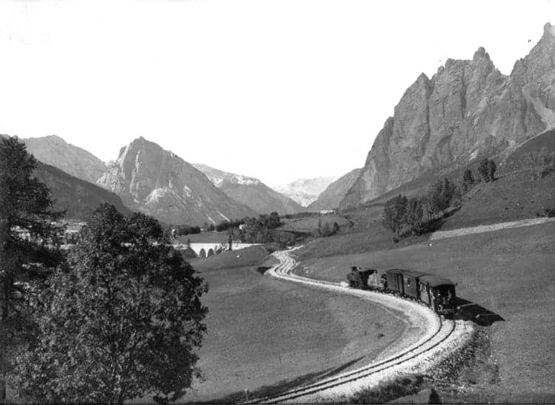 31dd) La Ferrovia delle Dolomiti inaugurata nel giugno 1921 . Treno a vapore prima del ponte Bigontina , linea Calalzo -Cortina , 1925..jpg