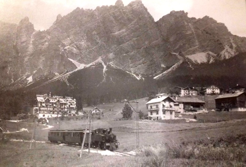 31e) 1928 Treno con locomotiva a vapore Mallet n.31 dopo la fermata Codivilla in direzione Cortina..jpg