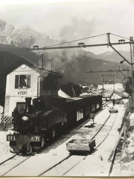 31g) Cortina - Il treno delle Dolomiti nel 1926 circa - locomotore a vapore ma la linea elettrica è già completata..jpg