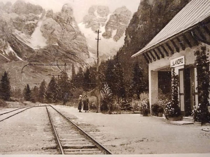 31l) Cortina - La stazione ferroviaria di Landro negli anni '30.jpg